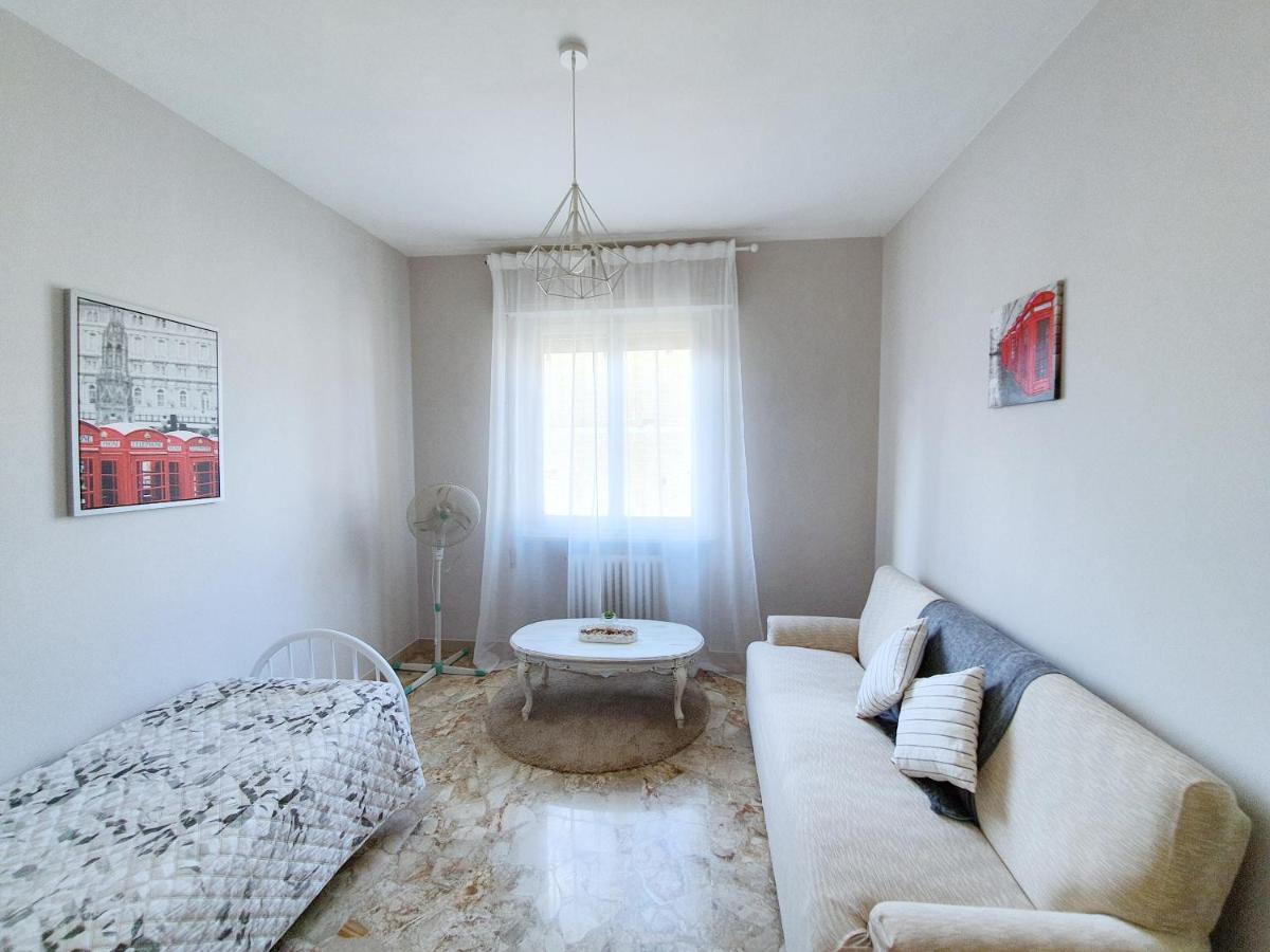 Affittacamere Zona Caserma-Stazione Φολίνιο Εξωτερικό φωτογραφία